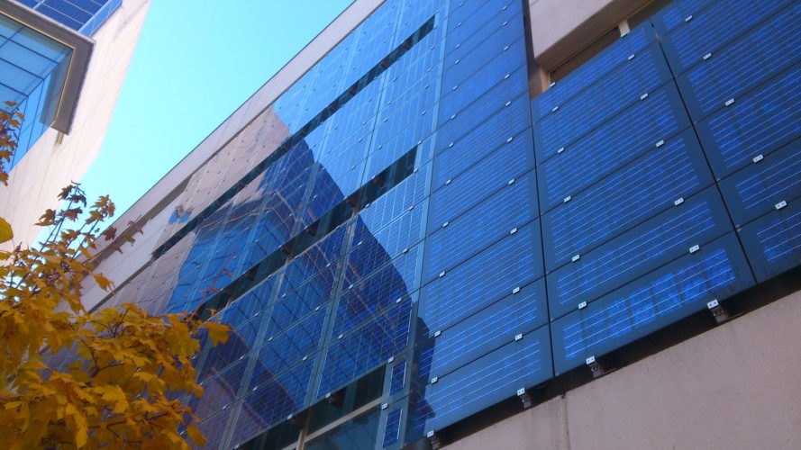 Ventanas solares para reducir la huella de carbono de las ciudades