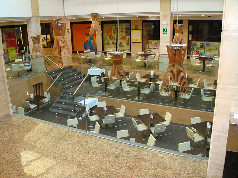 Galería Jorge Juan, un centro comercial diáfano por Cristalería Derenzi
