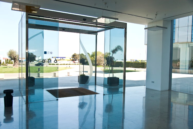 Un hotel de cristal rodeado de naranjos y Cristalería Chornet