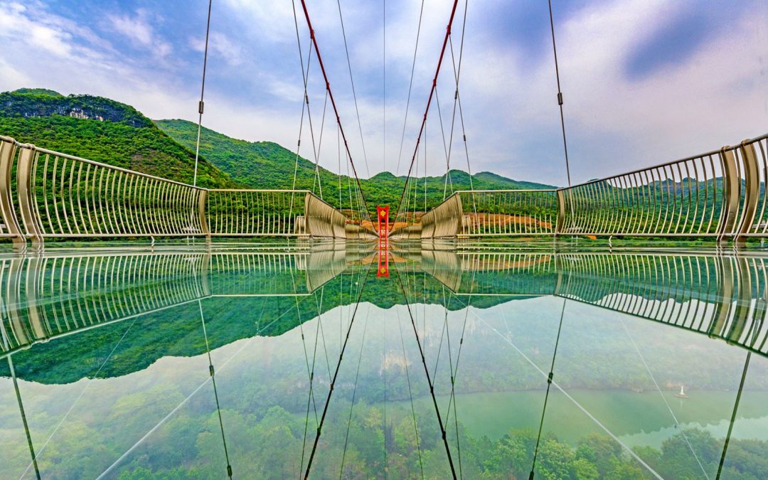 Un puente colgante de vidrio de más de 500 metros en China