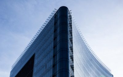 Una fachada de vidrio triangular en Polonia