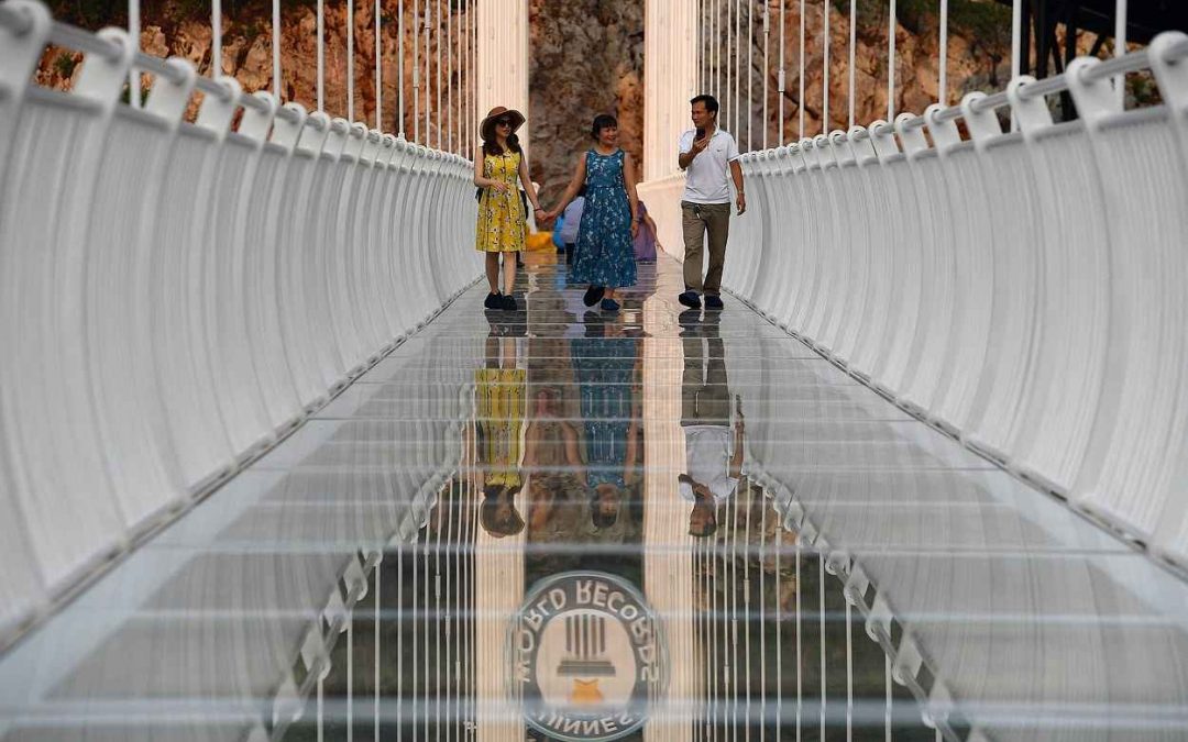 Un Dragón Blanco, el puente de vidrio más largo del mundo
