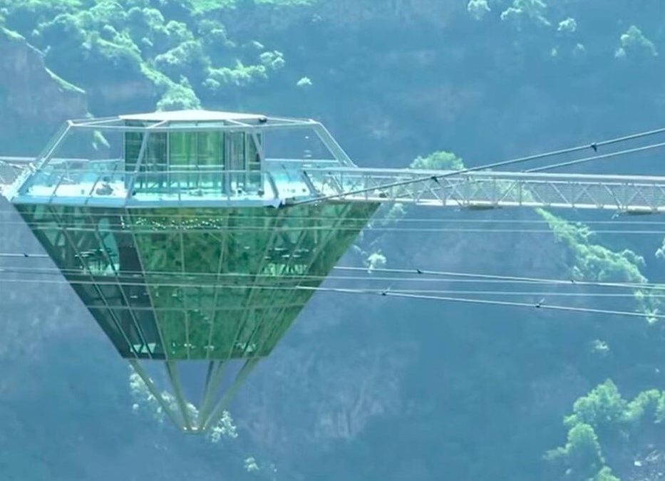 Un bar con forma de diamante en lo alto de un puente de vidrio