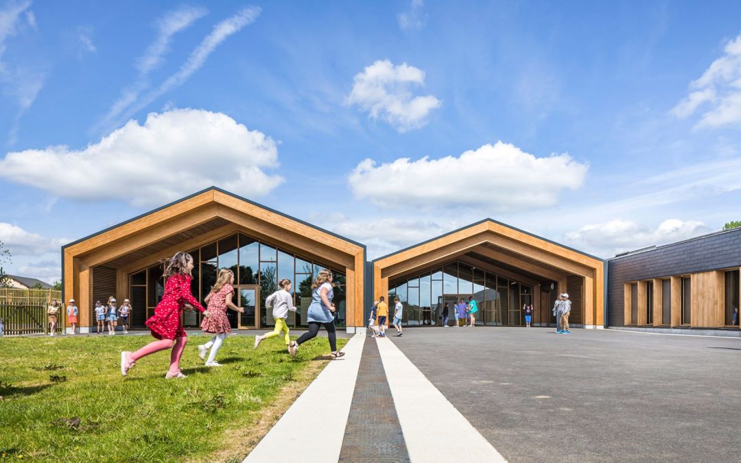 Una escuela de madera y cristal en un pueblo normando del valle del Sena