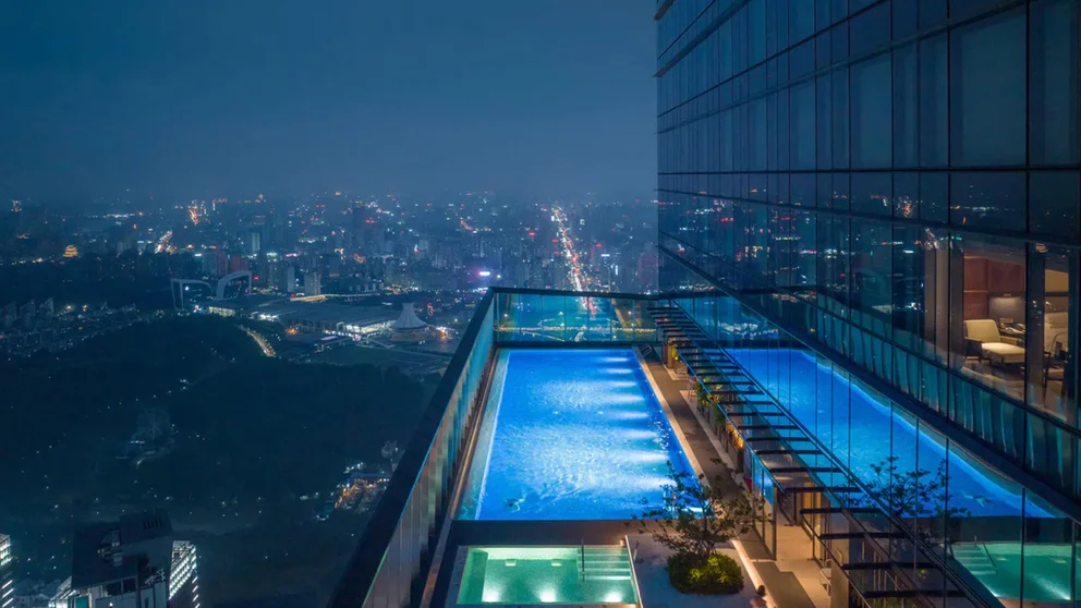 La piscina al aire libre más alta del mundo es de vidrio