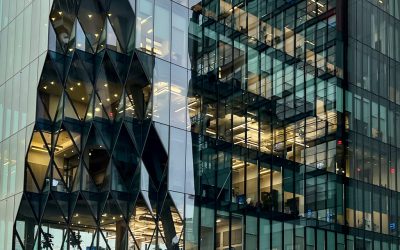 Un edificio compuesto por piezas de vidrio inclinadas en forma de diamante