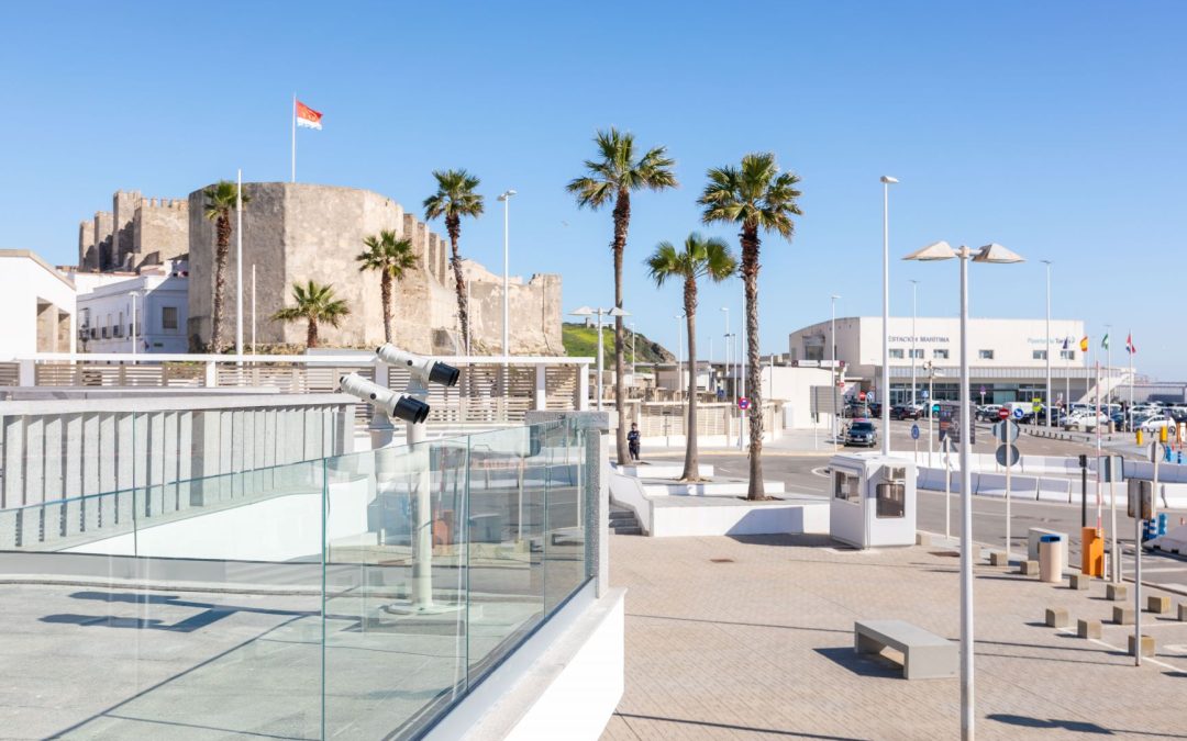 La APBA instala una barandilla de vidrio en la Plaza Mirador del Centenario de Tarifa