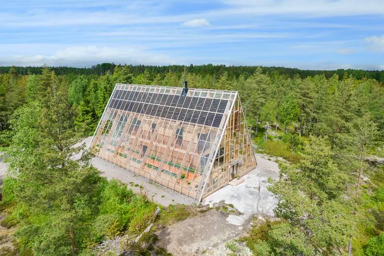 Una casa de vidrio en la que los tejados son 100% transparentes
