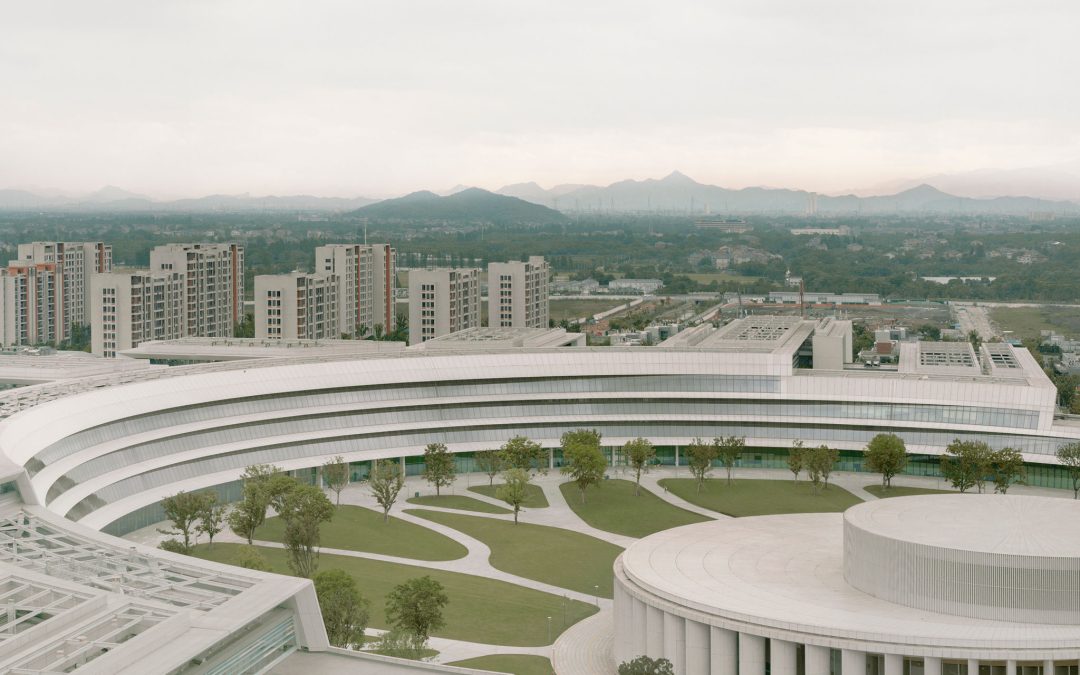 Una universidad concebida mediante volúmenes de vidrio