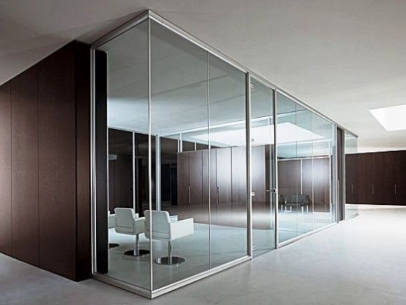 Cerramientos de vidrio para distribuir interiores de oficina y Cristal Ramos