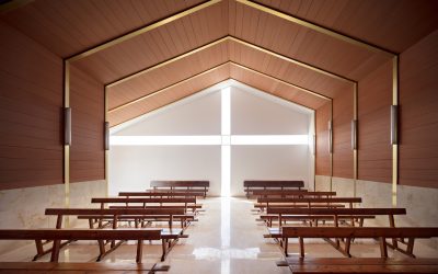 Minimalismo y vidrio en un espacio religioso