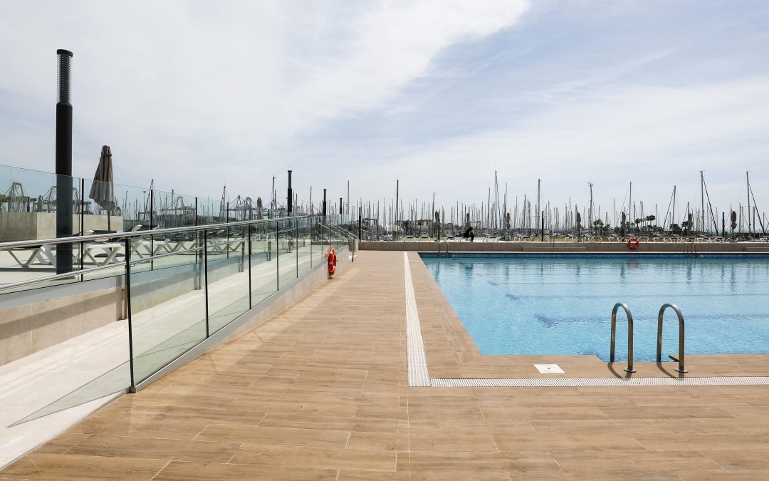 Barandillas de vidrio para una visión 360º del entorno de las piscinas