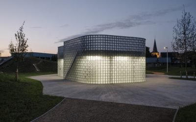 Un pabellón que llena de luz el parque