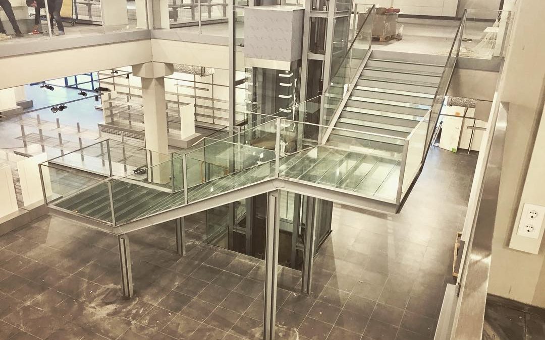 Escalera de vidrio para la sede de Koopman en Torrent