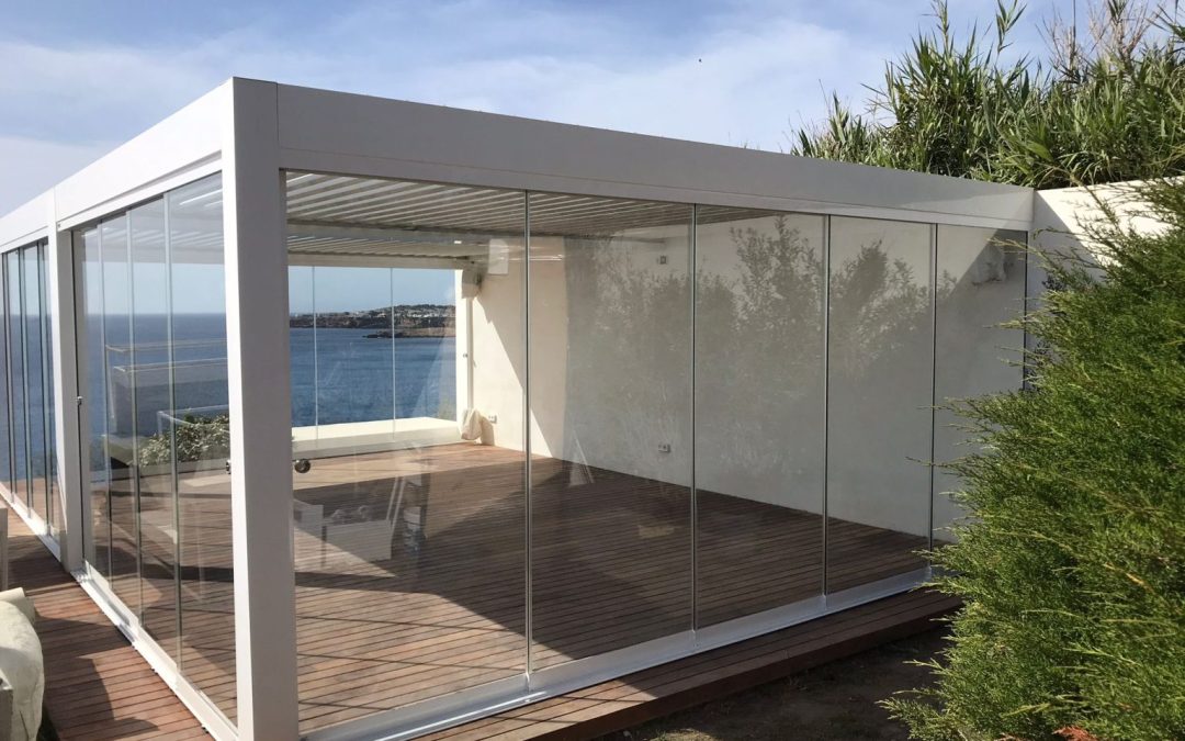 Una pérgola bioclimática de vidrio en Ibiza