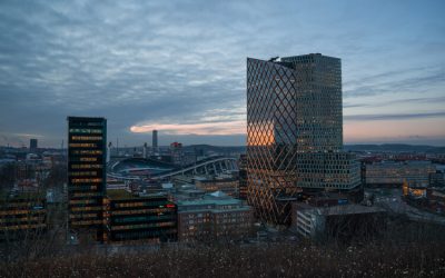 Un edificio de vidrio que emula las redes de pesca