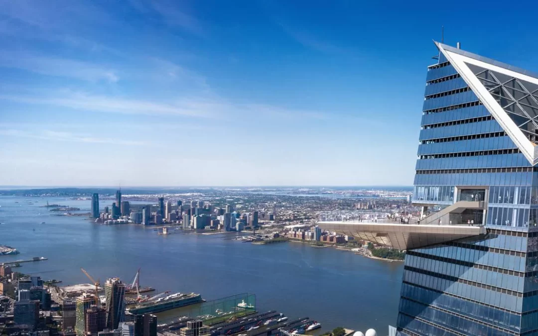 Un mirador de vidrio suspendido a más de 335 metros de altura sobre el río Hudson