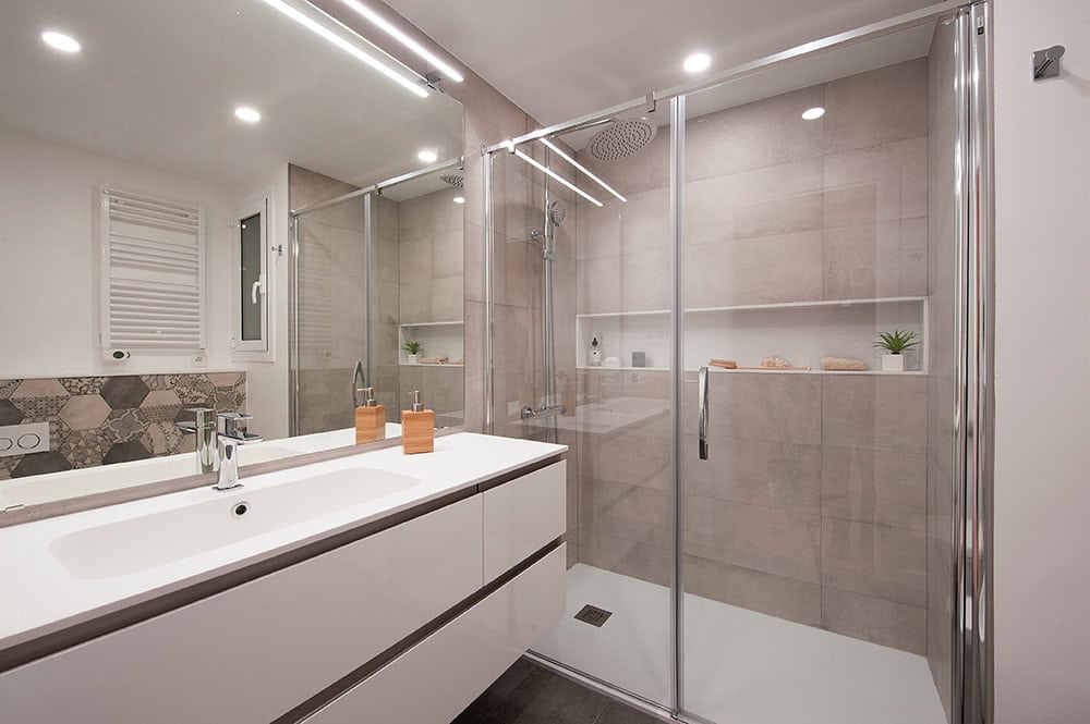 El vidrio es la mejor elección para las mamparas del baño