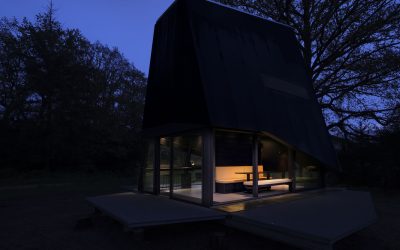 Una casa de acero y vidrio inspirada en un avión furtivo