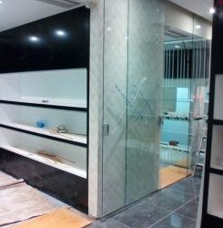 Instalaciones de vidrio para cerramientos e interiores de tiendas