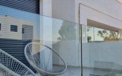 Barandilla de vidrio para aprovechar toda la luz que ofrece un balcón