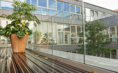 Integración de barandillas de vidrio en arquitectura patrimonial contemporánea