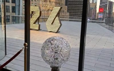 Una pasarela de vidrio al aire libre en Times Square